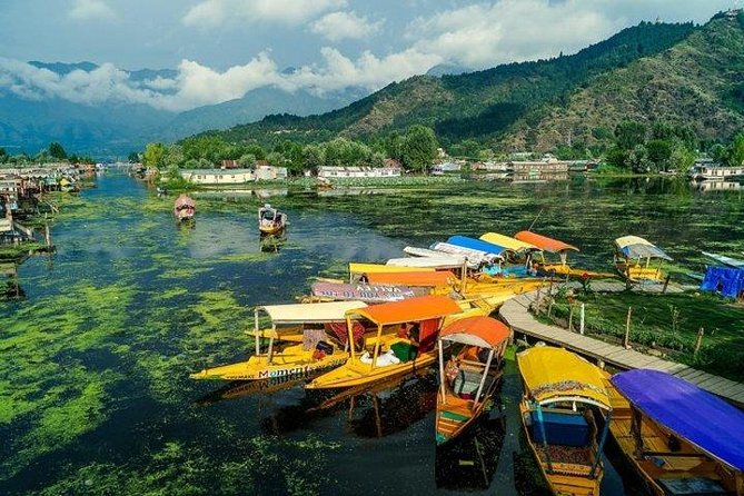 5-Days Kashmir tour includes Accommodation and Private Transportation - Entering Kashmir by Houseboat: Srinagar as Your First Big Impression