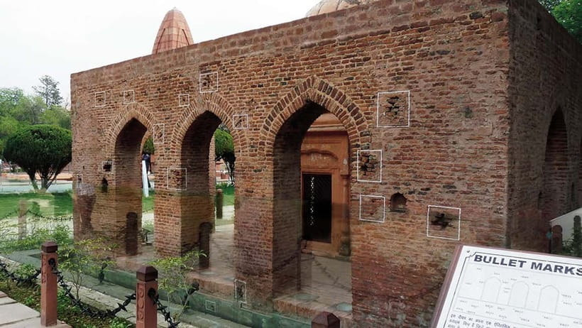 Amritsar: Golden Temple and Jallianwala Bagh Guided Tour - Amrit Sarovar, Dukh Banjan Beri, and why people talk about the holy dip